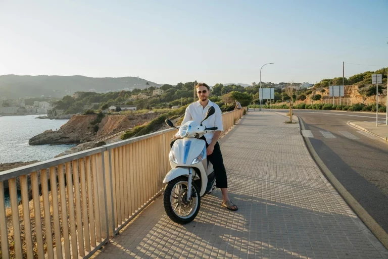 Explorando Ibiza a tu ritmo: las ventajas de unas vacaciones en moto