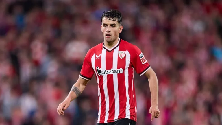 La rajada de Beñat Prados tras la entrada criminal de Lindelof: el árbitro no pitó ni falta. Fuente: Agencias