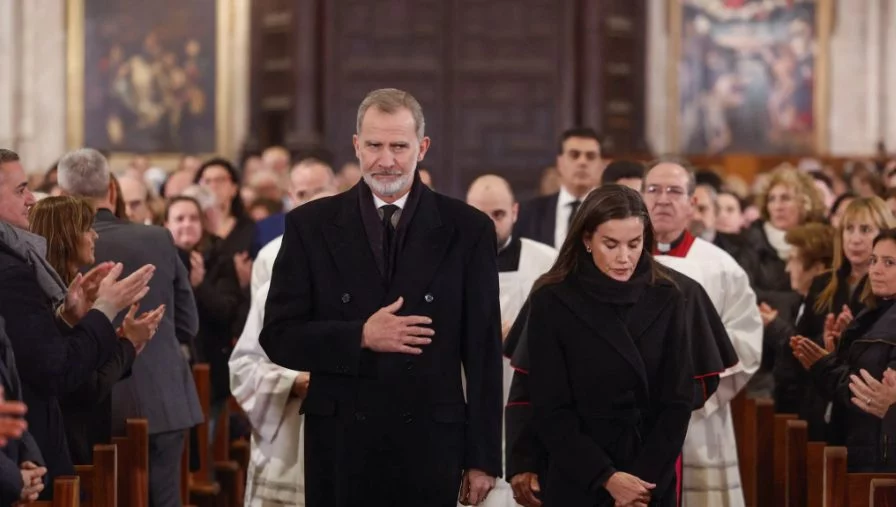 Cabeza gacha y ojos tristes la última aparición de Letizia y Felipe genera comentarios en la prensa de Alemania