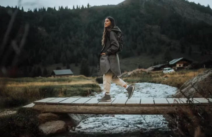 Estilazo bajo la lluvia con la chaqueta-chubasquero de Decathlon a precio de ganga