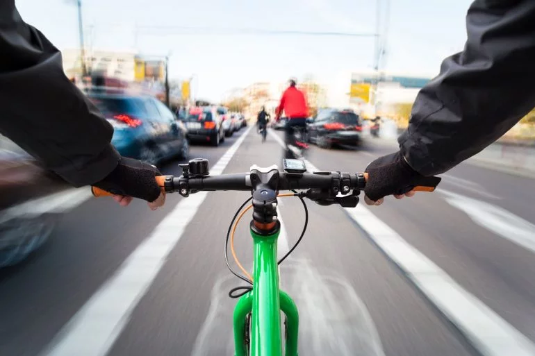 El uso obligatorio de casco y elementos reflectantes para los ciclistas