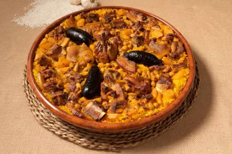 Cómo preparar el verdadero arroz al horno: el plato tradicional con costillas, morcilla y patatas