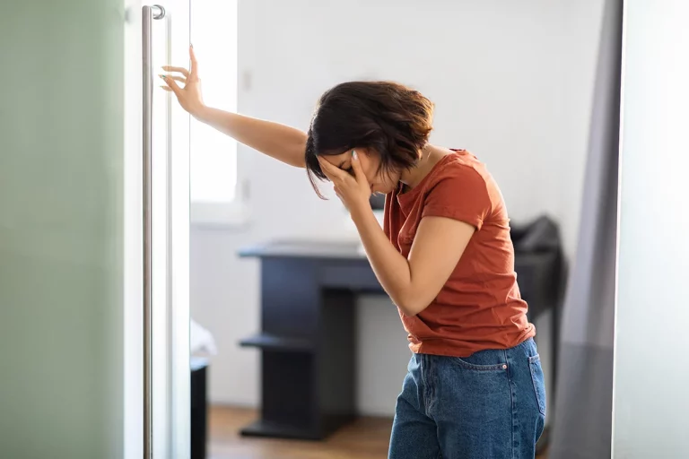 Mareos al levantarse: esto es lo que tu cuerpo intenta decirte y cuándo preocuparte