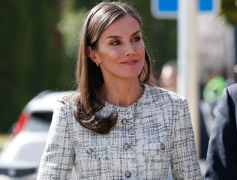 Copia el estilo de Letizia con esta preciosa chaqueta Tweed a precio de rebaja en Mango