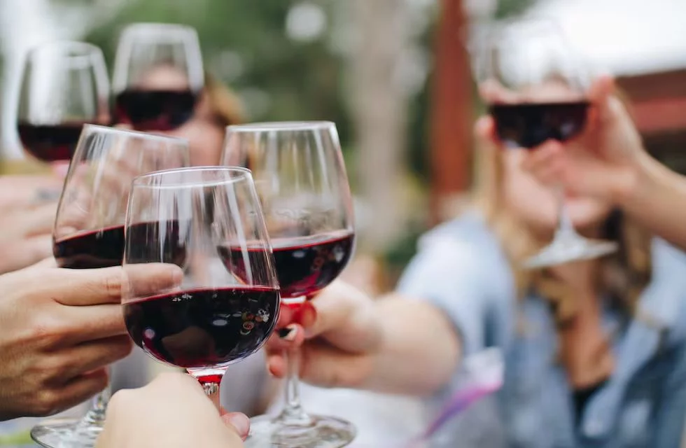 ¿Cuánto vino tinto es seguro para consumir al día?