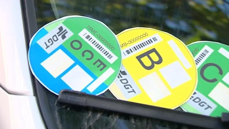 ¿Necesitas la pegatina ambiental? La DGT explica todas las formas de conseguirla