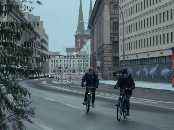 Los años nuevos: La miniserie española de Movistar+ que redefine el romance a través del tiempo