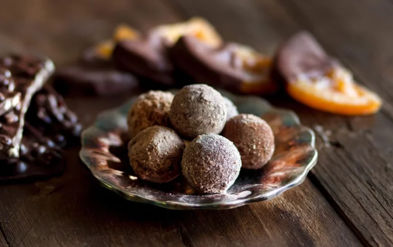 Deliciosas bolitas de chocolate con albaricoque y naranja, el postre navideño más infravalorado 