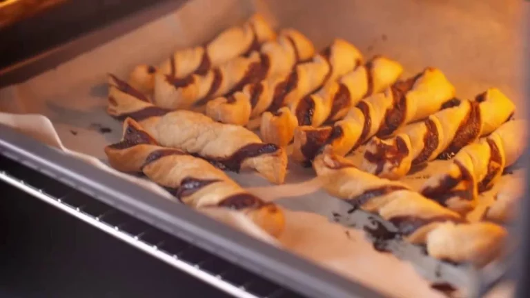 Deliciosos palitos de hojaldre con chocolate receta de un snack fácil de preparar