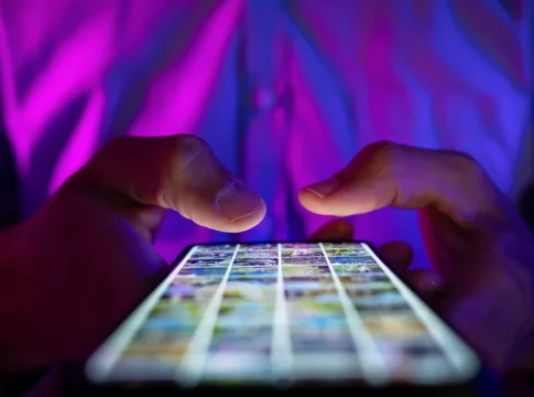 Doomscrolling’ y ‘scroll’ infinito, las técnicas de las redes sociales que provocan un grave deterioro mental Doomscrolling’ y ‘scroll’ infinito, las técnicas de las redes sociales que provocan un grave deterioro mental