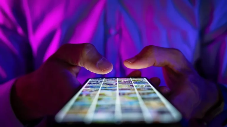 'Doomscrolling’ y ‘scroll’ infinito, las técnicas de las redes sociales que provocan un grave deterioro mental