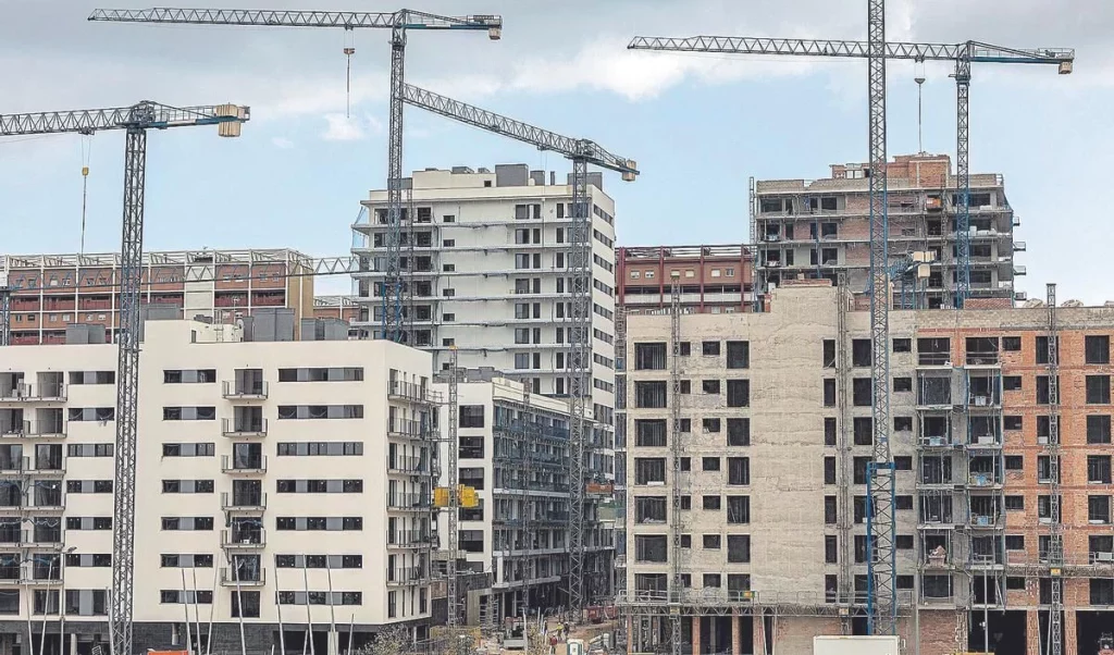 El modelo público-privado de Ayuso: clave para acelerar la construcción de vivienda asequible