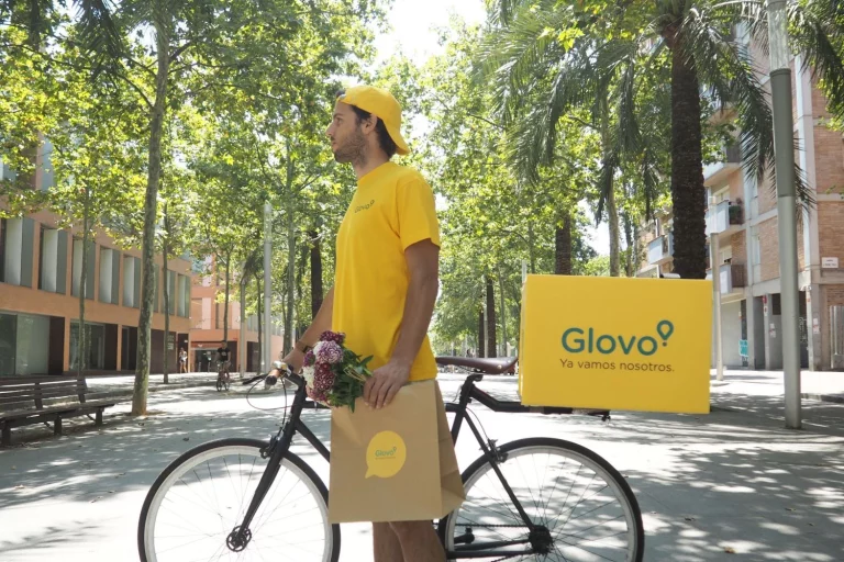 Los futuros contratos de Glovo son un misterio tanto para la plataforma como para los repartidores