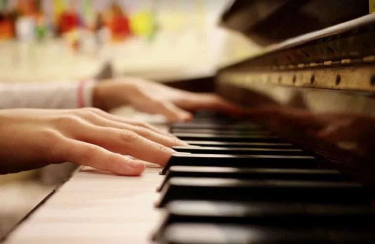 La inteligencia artificial destrozará los ingresos de la industria música y el cine