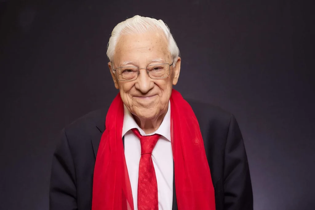 EuropaPress 5173674 presidente fundador mensajeros paz padre angel posa europa press mayo 2023