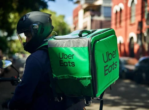 Uber Eats mantiene su modelo hibrido de riders a pesar de la decisión de Glovo