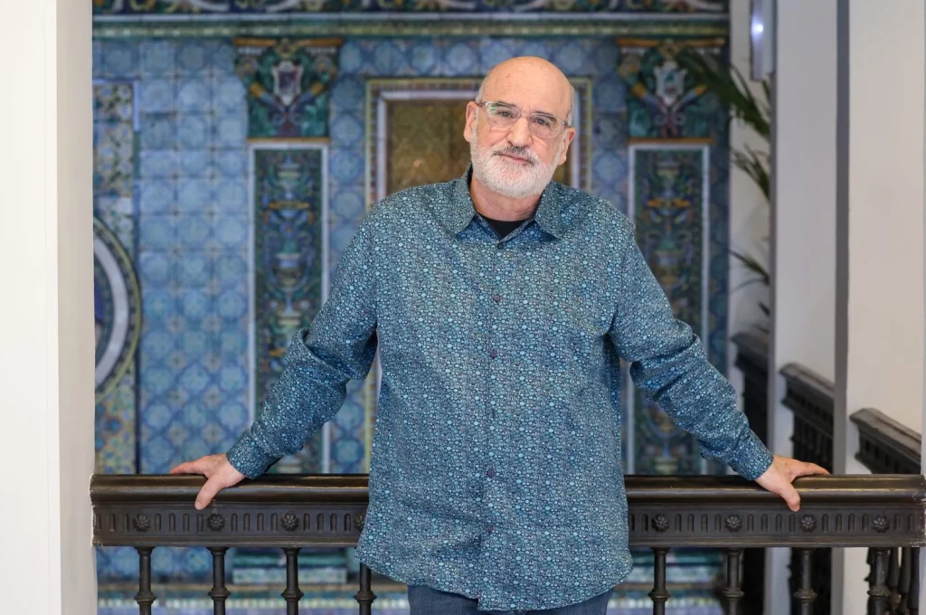 EuropaPress 5873089 escritor fernando aramburu posa europa press hotel letras abril 2024 madrid