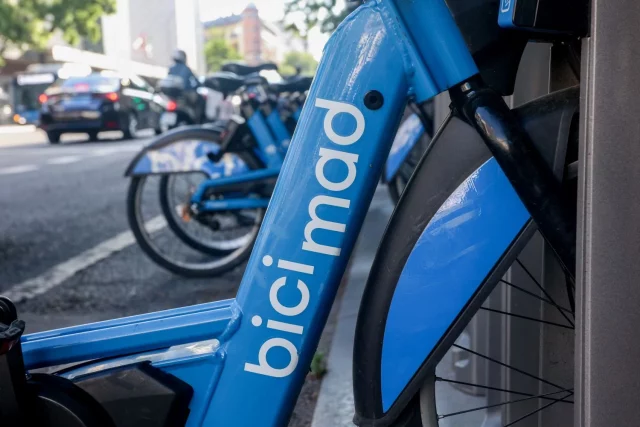 El Ayuntamiento de Madrid llena Bicimad de publicidad de un banco mientras ignora años de accidentes por el estado de las bicicletas