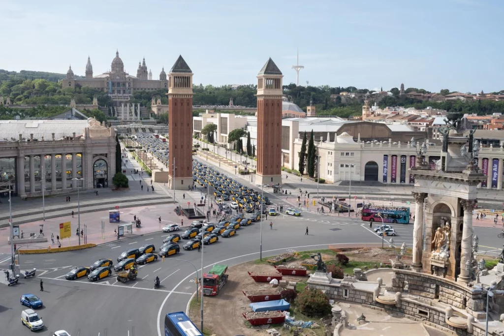 EuropaPress 5992019 vista general marcha lenta taxis convocada elite taxi plaza espana 28 mayo