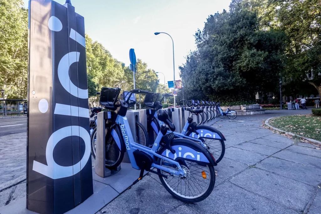 EuropaPress 6255087 varias bicicletas electricas aparcadas octubre 2024 madrid espana