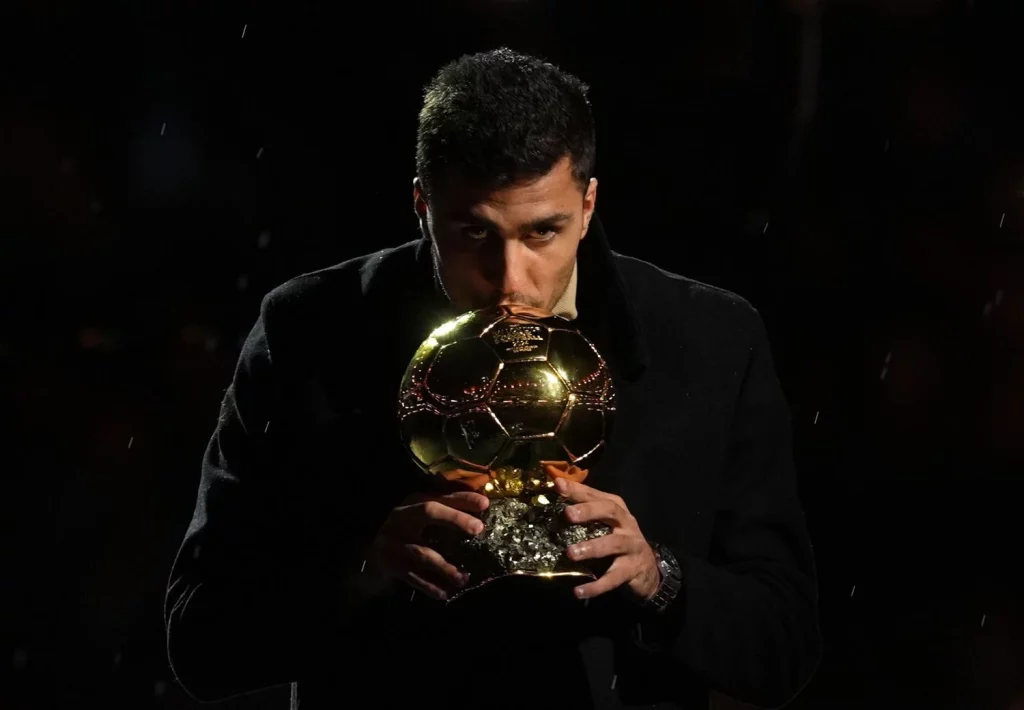 EuropaPress 6362286 23 november 2024 united kingdom manchester manchester citys rodri poses