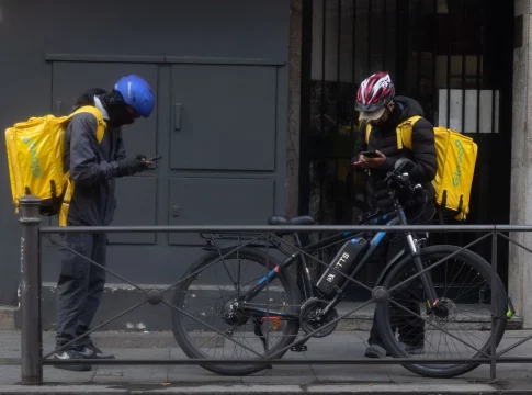 Glovo tendrá que encargarse de los materiales de trabajo de sus nuevos reparrtidores contratados