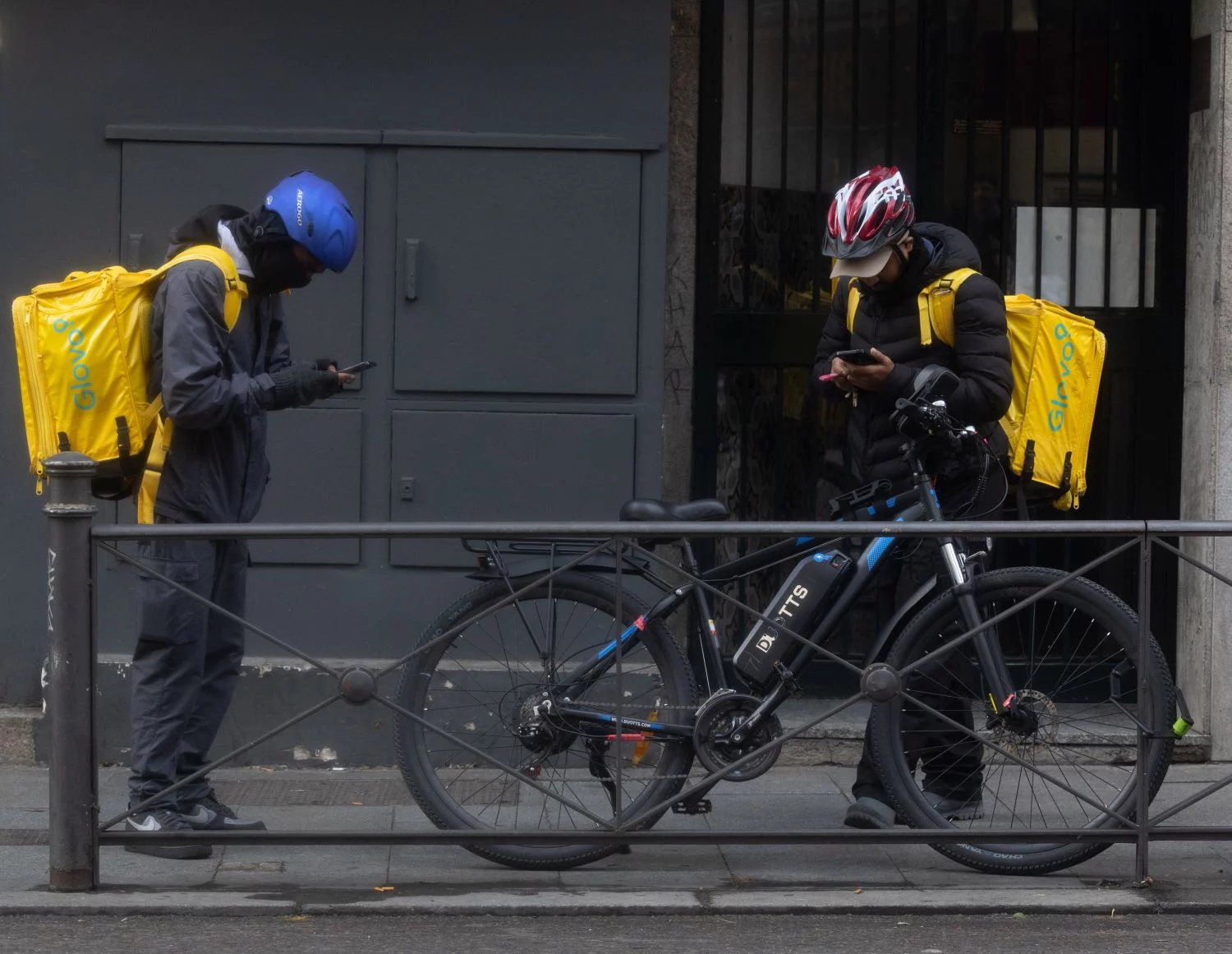 Glovo tendrá que encargarse de los materiales de trabajo de sus nuevos reparrtidores contratados