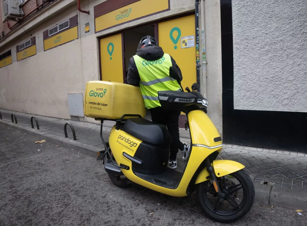 Glovo finalizará el alta de sus riders en la Seguridad Social para abril de 2025 1 EuropaPress 6381728 repartidor glovo diciembre 2024 madrid espana tecnologica espanola glovo