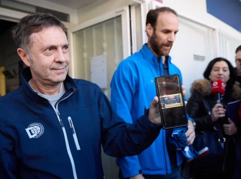 En Distrito Olímpico celebran el premio Gordo de la Lotería, pero todavía deben repartirlo entre los compradores de las papeletas