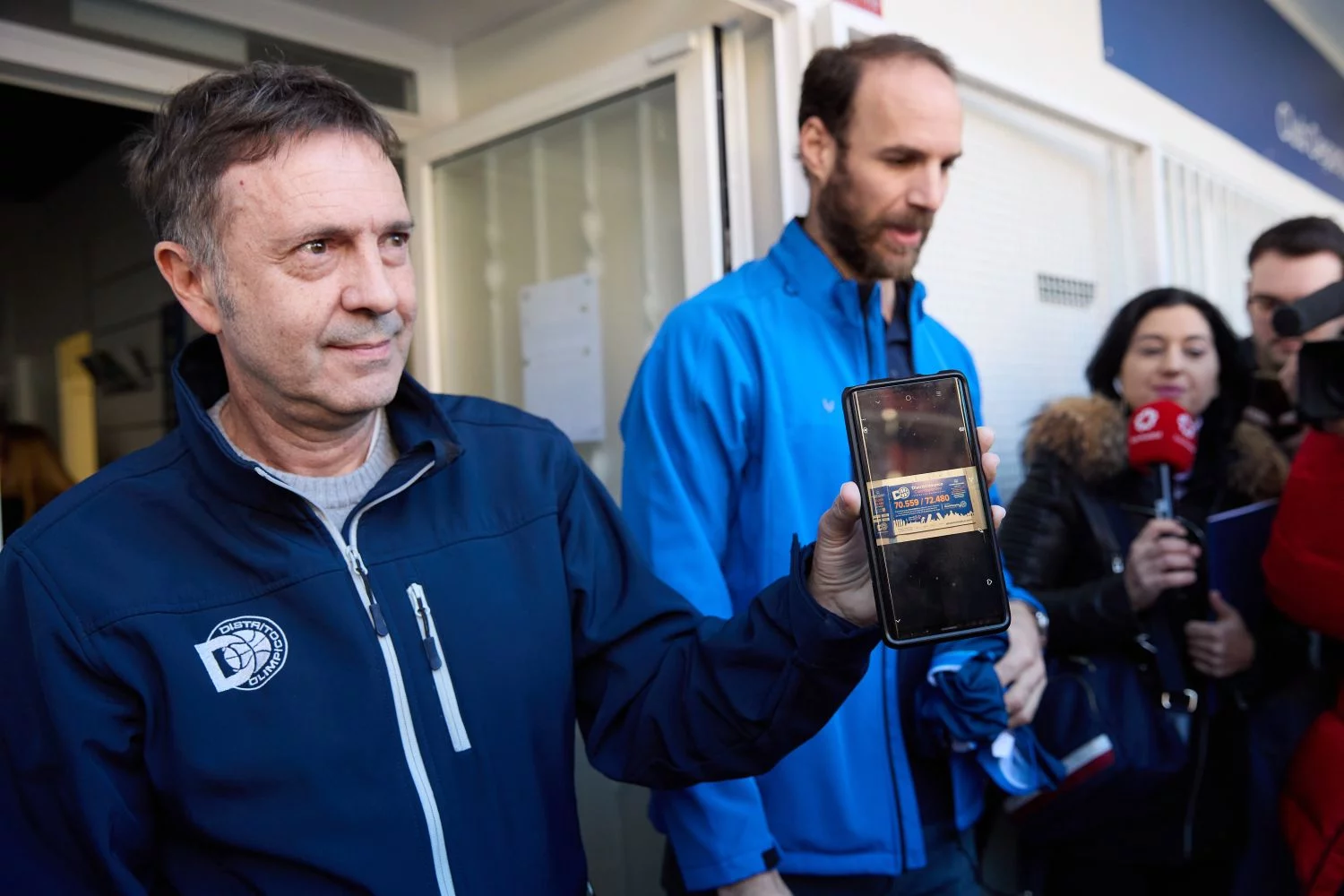 En Distrito Olímpico celebran el premio Gordo de la Lotería, pero todavía deben repartirlo entre los compradores de las papeletas