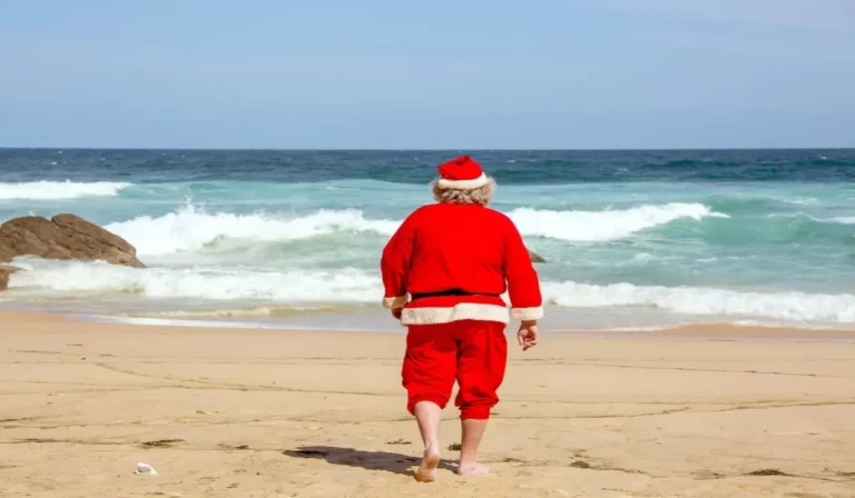 Existe una playa en España donde la Navidad se celebra haciendo surf