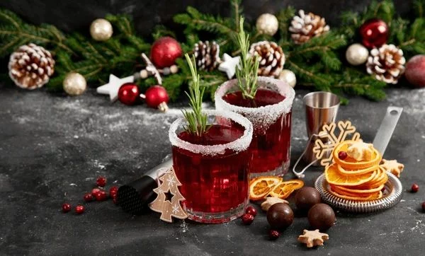 Exquisito cóctel navideño de cava y frutos rojos para brindar en fin de año