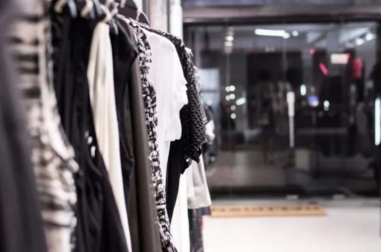 Falda con encaje, vestidos y chaquetas que forman parte de las novedades que no puedes dejar pasar en Sfera