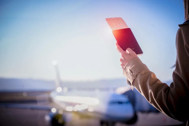 ¿Vas a viajar en Navidad? Guía de consejos para ahorrar en vuelos y alojamiento con Airbnb, Booking y demás