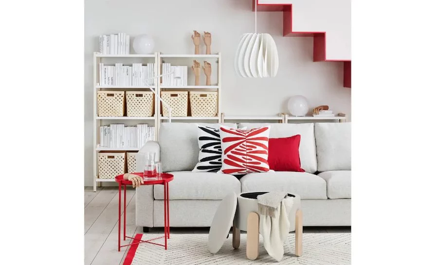 IKEA sabe que te falta sitio en el sofá de casa y propone una solución insuperable