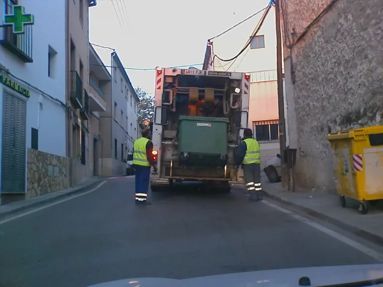 A este pueblo del sureste de Madrid se lo está comiendo la basura