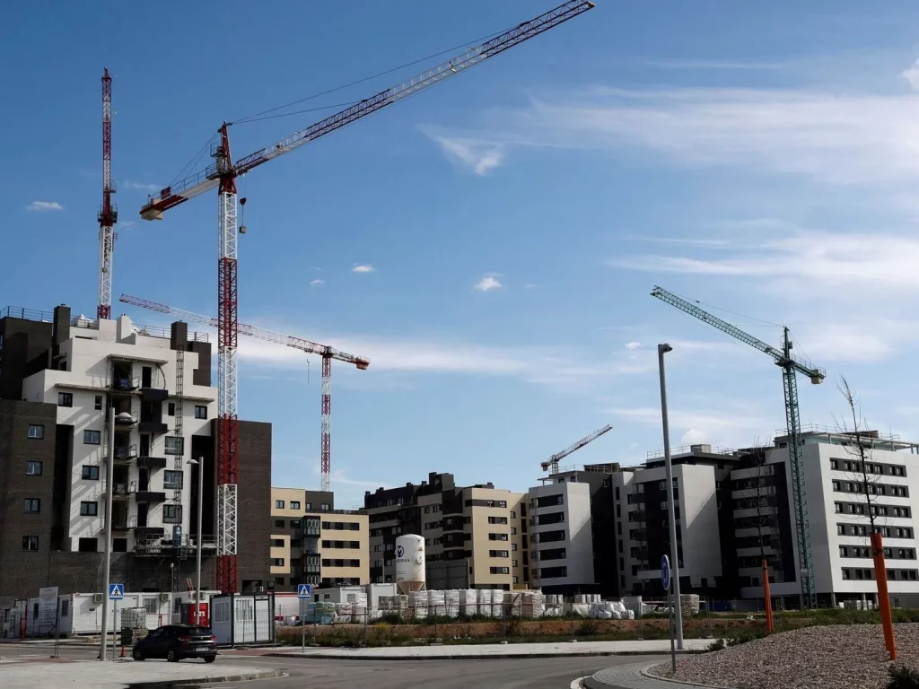 La estrategia de Ayuso supera los obstáculos del Plan Vivienda de Sánchez y marca la diferencia