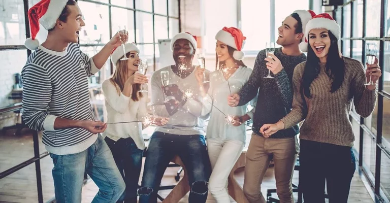 “No conocen la vergüenza”: La jefa va la cena de empresa por Navidad y se encuentra una sorpresa