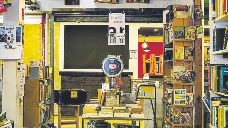 La librería madrileña que vende libros al peso al lado del Mercado de San Fernando de Embajadores