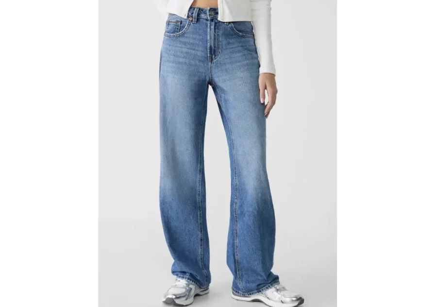 La moda de los pantalones vaqueros de tiro alto llega a Stradivarius con un modelo atemporal