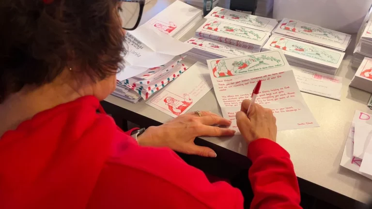 Los elfos reales de Indiana responden 25.000 cartas navideñas cada año y mantienen viva la magia