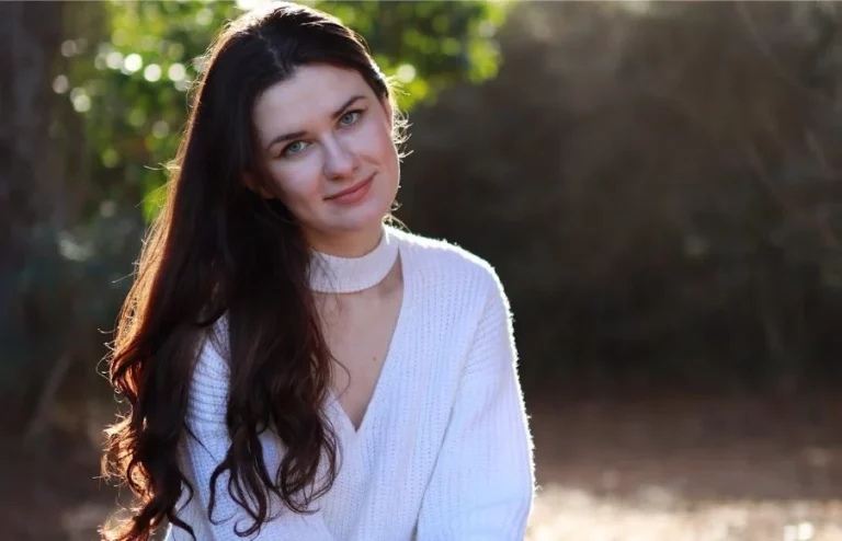 Los jerséis más bonitos de Lefties que llevan las mujeres maduras: de punto, a rayas, calado…