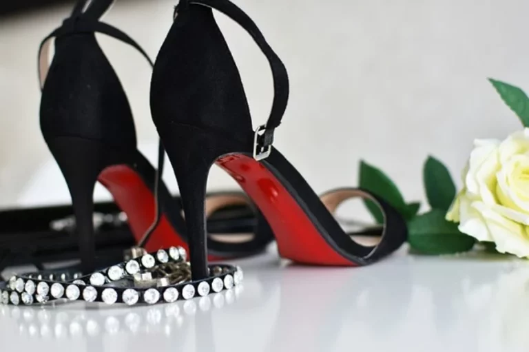 Luce como una reina con estos zapatos de tacón de Stradivarius y Pull&Bear