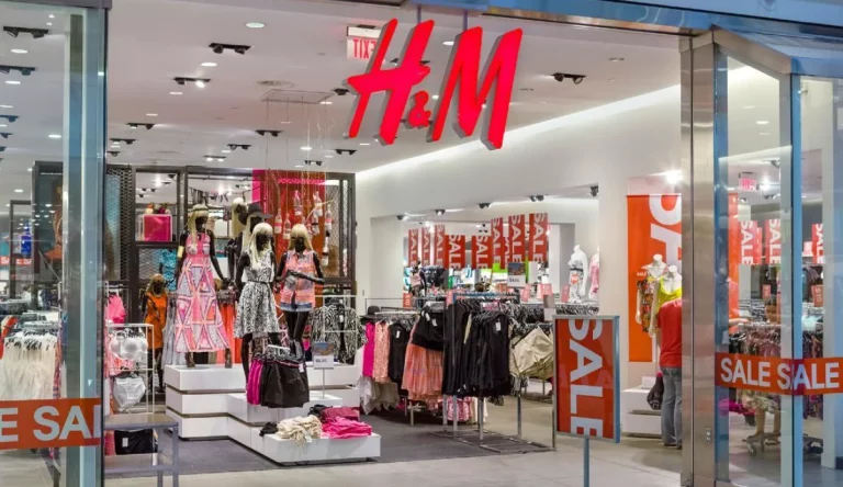 Luce tipazo con este vestido de punto de H&M, perfecto para Nochevieja