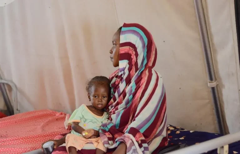 Hadeel y su hija están en el ITFC del campamento de Zamzam, en Darfur del Norte, donde su hija recibe tratamiento por desnutrición grave. © Mohammed Jamal