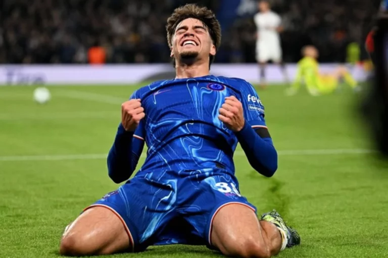 Marc Guiu manda un mensaje demoledor al Sevilla FC desde el oasis de la Conference