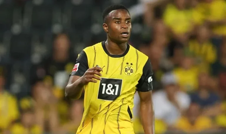 Moukoko paraliza el fútbol alemán: su padre no es su padre y no nació en 2004, toda la verdad
