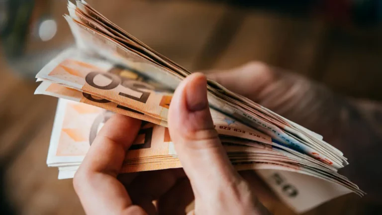 La fiscalidad del ahorro en España frena la inversión de los hogares