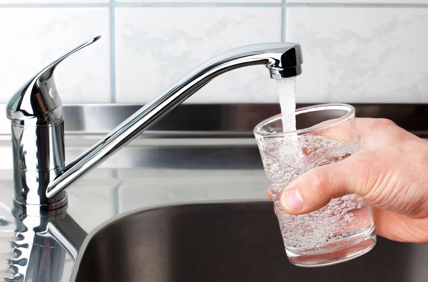 Las 4 ciudades donde no se debe beber agua del grifo, según la OCU