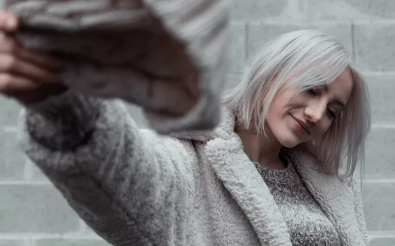 Pelo de modelo con este champú de Primor que elimina las canas y evita la caída del cabello